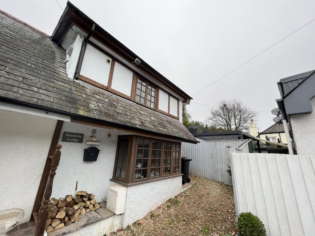 Lot: 96 - SEMI-DETACHED COTTAGE IN VILLAGE LOCATION - 